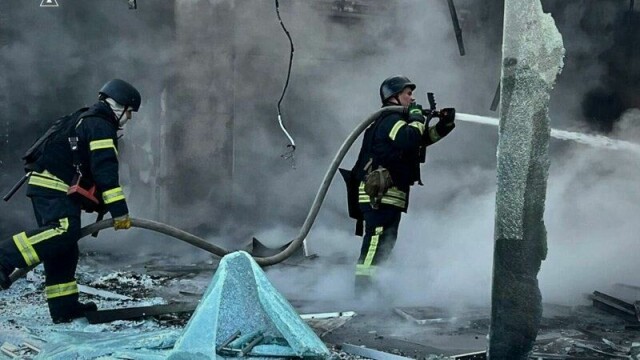 Brannmannskaper i arbeid etter russiske droneangrep mot Kyiv-regionen 18. mai.