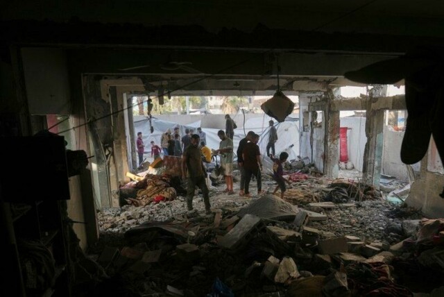 Palestinere ser på skadene fra skolebygningen i Gaza by som ble angrepet mens internflyktningene lå og sov natt til mandag.