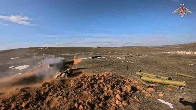 På dette bildet, tatt fra video distribuert av det russiske forsvarsdepartementets pressetjeneste søndag 13. april 2025, avfyrer russiske soldater på et ikke avslørt sted i Ukraina en antitankmissil. (Det russiske forsvarsdepartementets pressetjeneste via AP)