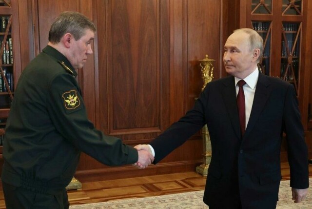 Russlands president Vladimir Putin og forsvarssjef Valerij Gerasimov møttes lørdag for et TV-sendt møte.
