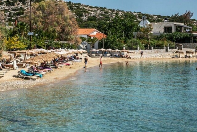 Mange nordmenn, hele 60 prosent, planlegger å reise til utlandet i sommer. Her fra stranden i Marathi på Akrotiri-halvøya ved Chania på Kreta i Hellas.