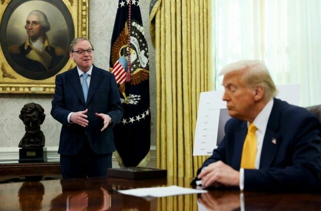 Leder for USAs nasjonale økonomiråd, Kevin Hassett, og USAs president Donald Trump i mars.
