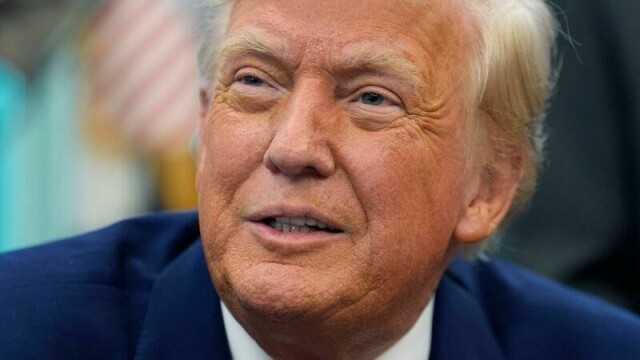 Donald Trump hevder en ny presidentordre skal sørge for at USA alltid betaler laveste pris for reseptbelagte medisiner og på den måten vil spare flere tusen milliarder dollar.