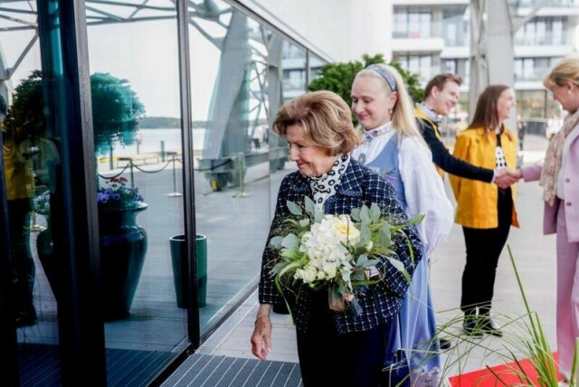 Dronning Sonja besøkte kunstsiloen i Kristiansand tirsdag. Museet rommer Tangen-samlingen, Sørlandssamlingen og Christianssands Billedgalleri.