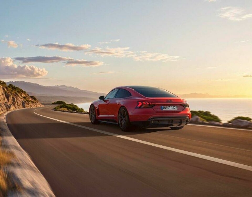 Nye Audi e-tron GT quattro lader med en effekt på 320 kW. Nye Audi e-tron GT quattro lader med en effekt på 320 kW. Foto: Audi