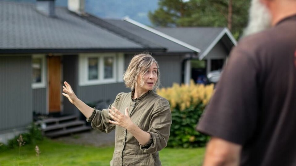 Prosjektleder Torill Bye Wilhelmsen blir nesten rørt av å se at mikrohusene rigges på plass i Skjolden. Prosjektleder Torill Bye Wilhelmsen blir nesten rørt av å se at mikrohusene rigges på plass i Skjolden. Foto: Hans Frederik Bjarkøy, Norske Mikrohus
