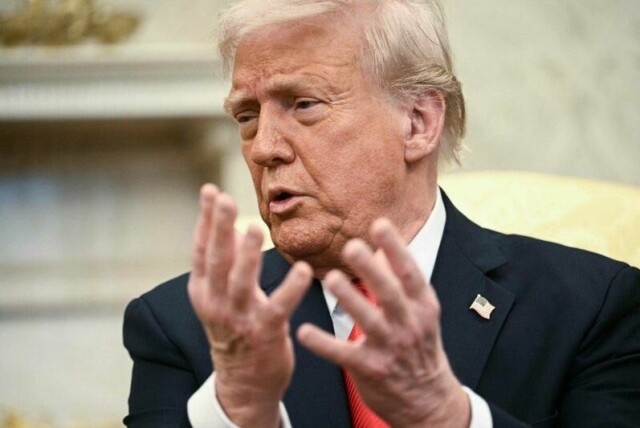 USAs president Donald Trump taler under et møte med El Salvadors president Nayib Bukele i det ovale kontoret i Det hvite hus i Washington, DC, 14. april 2025. (Foto: Brendan SMIALOWSKI / AFP)