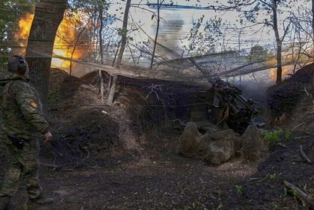 Ukrainske soldater fra den 127. territoriale forsvarsbrigaden avfyrer KS-19 100 millimeter kanon mot russiske stillinger nær Kharkiv, Ukraina, fredag 16. mai 2025.