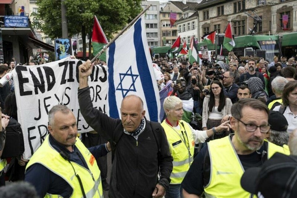 En mann med israelsk flagg møtte opp på Palestina-demonstrasjonen i Basel. En mann med israelsk flagg møtte opp på Palestina-demonstrasjonen i Basel. Foto: Peter Schneider / AP / NTB