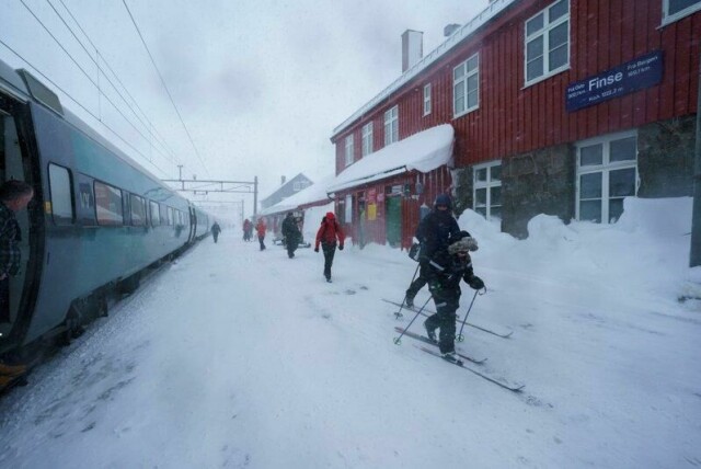 Gå gjerne på ski fra toget, men ikke foran toget, er Bane Nors klare råd.