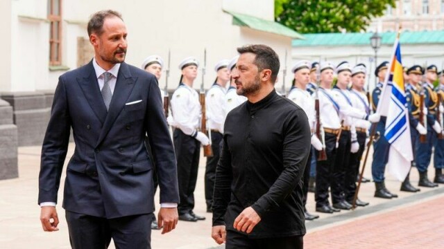 Kronprins Haakon møtte president Volodymyr Zelenskyj ved St. Sofia-katedralen i Kyiv under sitt besøk til Ukraina tirsdag.