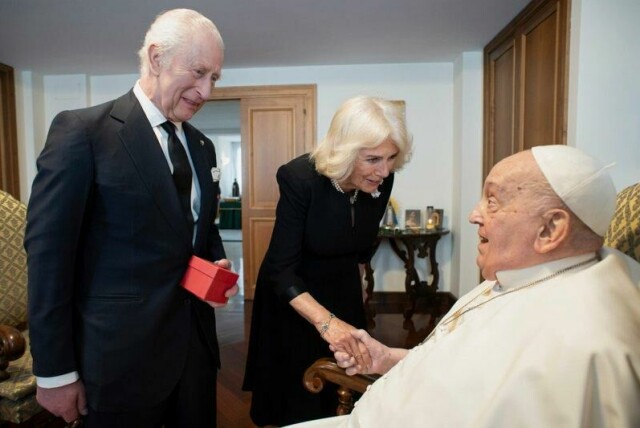 Storbritannias kong Charles og dronning Camilla hilste på pave Frans i Vatikanet 9. april.