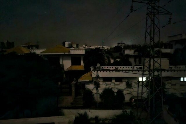 Jammu by i indisk Kashmir ble mørklagt som følge av et strømbrudd torsdag, angivelig på grunn av droneangrep.
