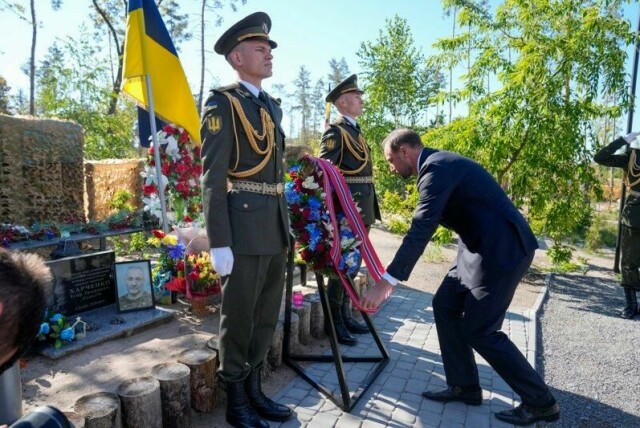 Kronprins Haakon under kransenedleggelse ved «Seiersenglene» som er en minnesmerke for falne soldater i Mosjtsjun. Kronprinsen og energiministeren Terje Aasland besøker Ukraina for å understreke Norges støtte til landet.