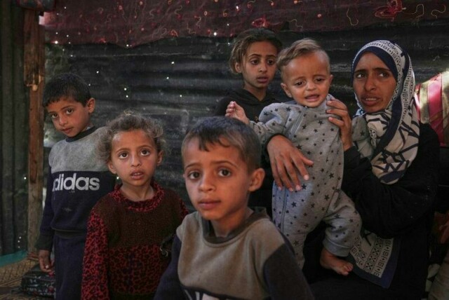 Wedad Abdelaal viser fram de fem barna sine, som alle bærer tydelig preg av underernæring. Det er en skjebne de deler med titusenvis av barn på Gazastripen, der Israels nødhjelpsblokade nå har gått inn i sin tredje måned.