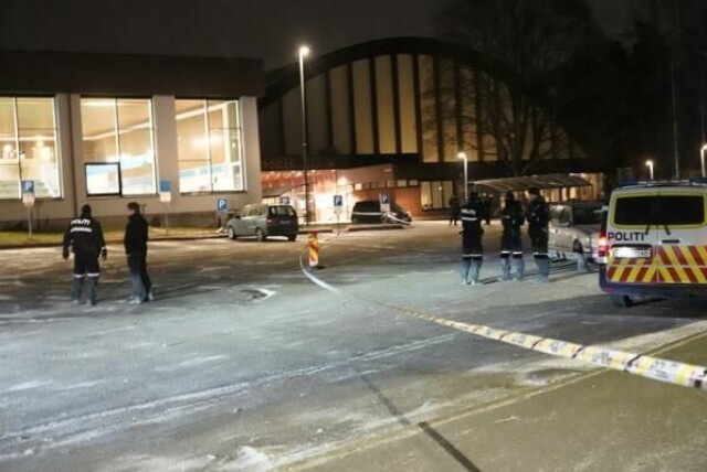 Fire personer er tiltalt i saken der en person ble skutt på åpen gate utenfor Mossehallen høsten 2023.