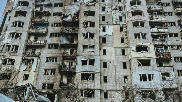 Røyk stiger fra en bygning i Kupjansk i Kharkiv-regionen etter et russisk angrep søndag.