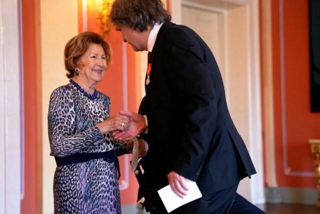 Dronning Sonja deltok på offisielt oppdrag tirsdag. Her avbildet med Petter Wabakken, mottaker av Kongens fortjenstmedalje.