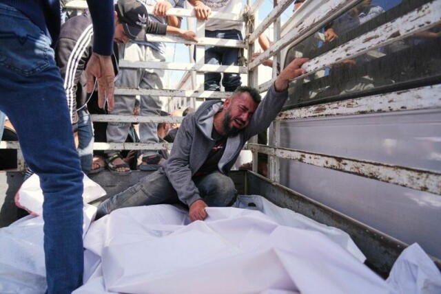 Osama Abu Mosabbah sører over kona og to barn som ble drept i et israelsk angrep tirsdag morgen. Over 53.000 palestinere er drept hittil i krigen, trolig langt flere.