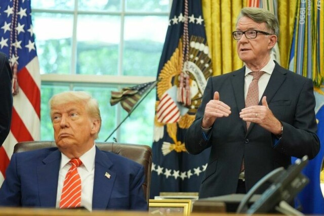 President Donald Trump hører på mens Storbritannias ambassadør Peter Mandelson snakker om handelsavtalen som USA og britene er enige om.