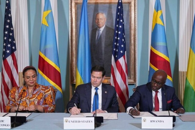 USAs utenriksminister Marco Rubio, Kongos utenriksminister Therese Kayikwamba (t.v.) og Rwandas utenriksminister Olivier Nduhungirehe (t.h.) signerer erklæringen i Washington D.C. fredag.