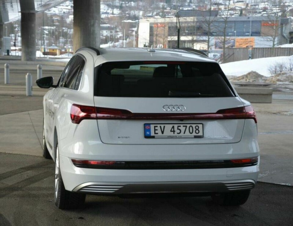 STOR: At Audi e-tron er en stor bil, er ikke minst godt synlig bakfra. STOR: At Audi e-tron er en stor bil, er ikke minst godt synlig bakfra. Foto: Frank Williksen