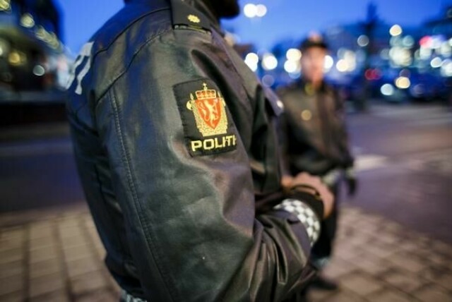 – Personen som ringer, utgir seg for å være ansatt i politiet og forsøker å få tak i bankkortinfo fra bankkortene til ofrene sine, advarer politiet. Foto: Heiko Junge / NTB scanpix