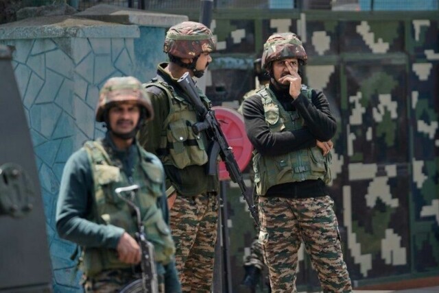 Indiske soldater holder vakt etter eksplosjoner i Srinagar i indiskkontrollert Kashmir. Pakistan og India er enige om en våpenhvile, hevder USAs president Donald Trump.