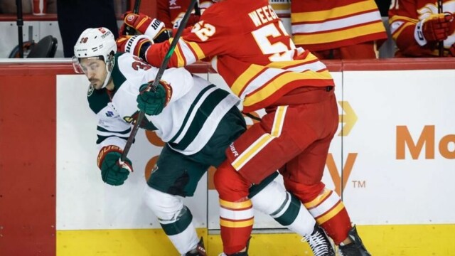 Mats Zuccarello (t.v.) i aksjon for Minnesota Wild mot Calgary Flames natt til lørdag norsk tid.