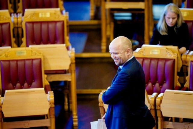 Sp-leder Trygve Slagsvold Vedum (foran) kan smile av aprilmålingene, mens SV-leder Kirsti Bergstø har grunn til å være mer betenkt.