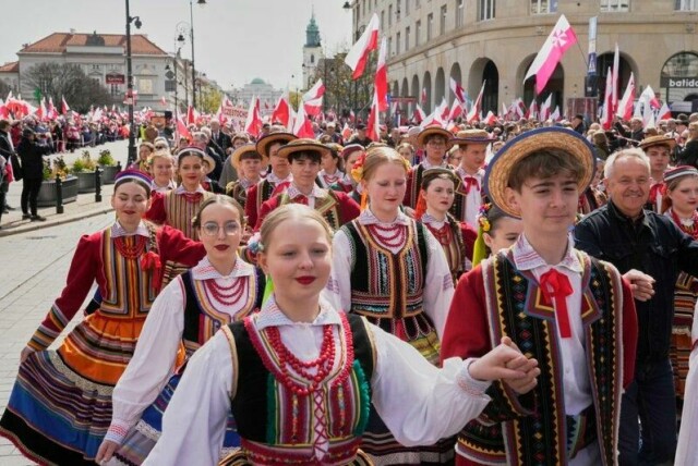 Polakker i historiske klær deltar i en marsj for å feire at det er tusen år siden landets første konge ble kronet. Men også til støtte for det høyrenasjonalistiske partiet PiS.