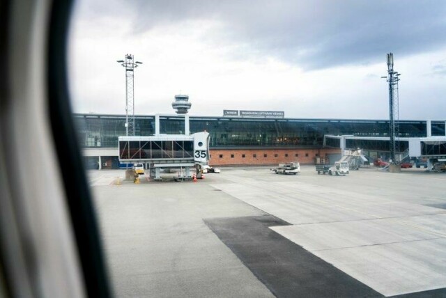 Også Trondheim lufthavn Værnes ble rammet av strømbruddet i Stjørdal kommune, men trafikken går som normalt siden flyplassen har en reserveløsning. Over 4000 kunder var uten strøm.