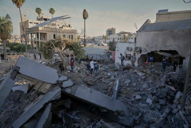 Palestinere ved restene av et sykehus som ble rammet i et israelsk angrep i Gaza by i helgen. Flere tidligere israelske forsvars- og etterretningstopper og flere hundre reservister mener det nå er på tide å avslutte krigen.