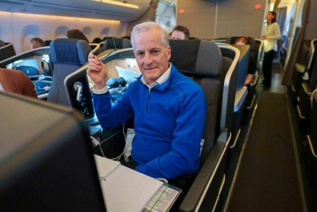 Statsminister Jonas Gahr Støre på flyet på vei til Washington.