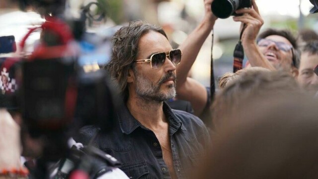 Russell Brand fikk mye oppmerksomhet da han ankom rettslokalet i London fredag.