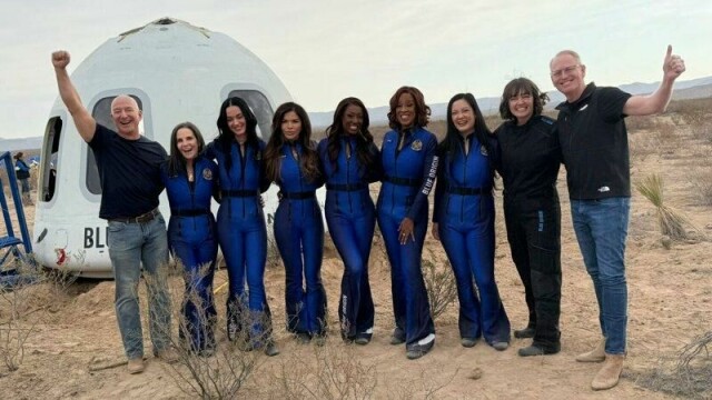 Fra venstre Amazon-eier Jeff Bezos, Kerianne Flynn, Katy Perry, Lauren Sanchez, Aisha Bowe, Gayle King, Amanda Nguyen, Sarah Knights, de to sistnevnte fra Blue Origin-romselskapet til Bezos.