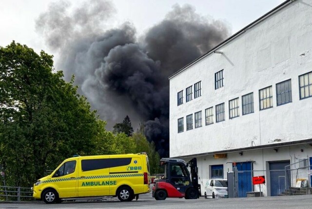 Det lå svart røyk over Gjøvik sentrum onsdag formiddag etter at det begynte å brenne inne på området til trevareprodusenten Hunton.