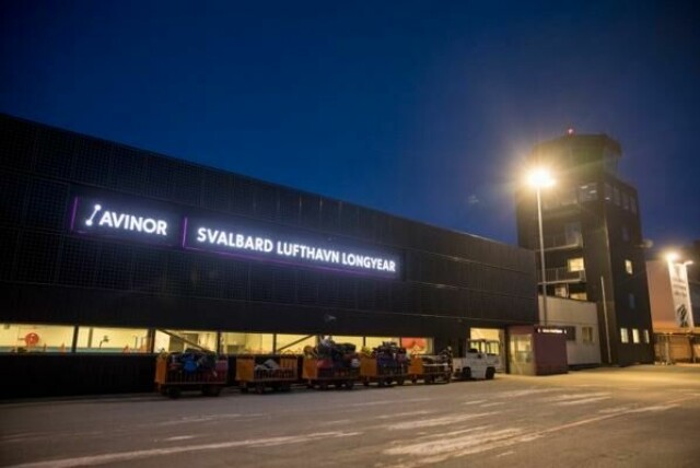 Flyplassen utenfor Longyearbyen på Svalbard tar i mot passasjerer fra hele verden. Nå er det for første gang også gjor beslag av kokain der.