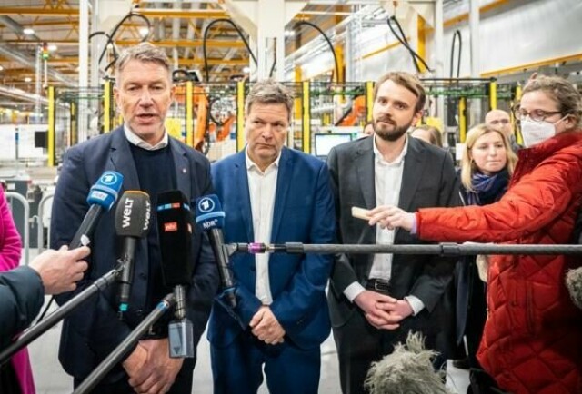 Den nå kansellerte avtalen ble offentliggjort under den tyske visestatsministerens Robert Habeck norgesbesøk. Her er han på besøk hos hydrogenselskapet NEL på Herøya. Olje- og energiminister Terje Aasland og næringsminister Jan Christian Vestre var også til stede.