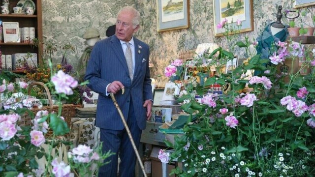Kong Charles har blitt sett gående med stokk den siste tiden. Her avbildet under Chelsea Flower Show i London 19. mai.