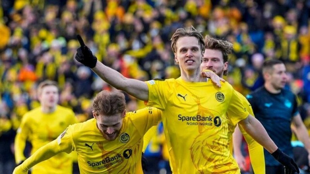 Ulrik Saltnes og resten av Bodø/Glimt-spillerne jubler etter 1-0 mot Lazio på Aspmyra.