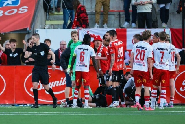 Ole Selnæs ble liggende nede etter å ha blitt truffet av en flaske mot slutten av kampen mot Fredrikstad.