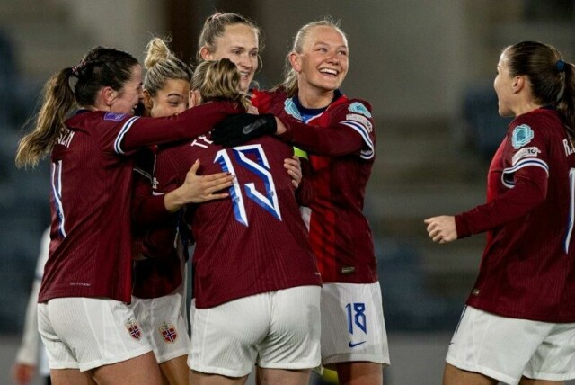 Fotball-VM utvides med 16 lag. Her feirer Norge etter scoring mot Sveits i Stavanger tidligere i år.