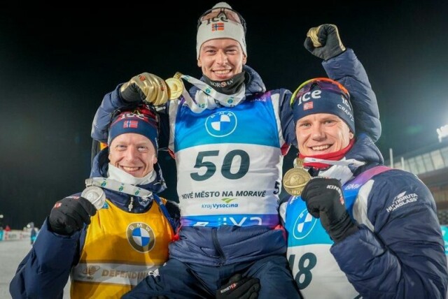 Sturla Holm Lægreid (i midten) støttes av Johannes Thingnes Bø (t.v.) og Vetle Sjåstad Christiansen etter VM-sprinten i fjor.