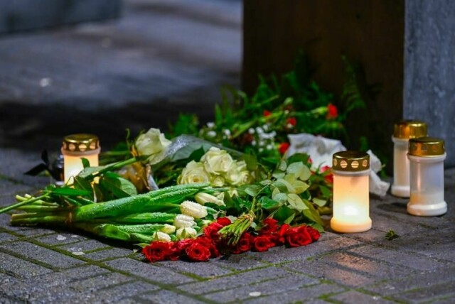 Det ble satt opp lys og lagt ned blomster foran Stavanger politistasjon etter at en politibetjent ble skutt og drept på Klepp i fjor.