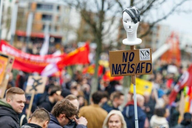 Stadig flere unge tyskere blir høyreradikale, ifølge Tysklands politisjef. Her fra en demonstrasjon mot høyreekstremisme i Essen i februar. Arkivfoto: Christoph Reichwein / DPA via AP / NTB