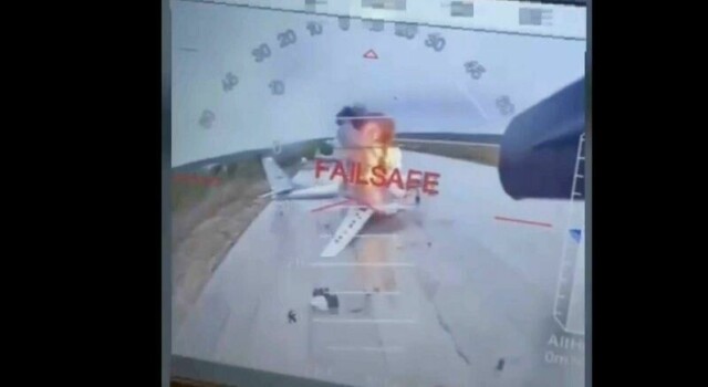 Dette bildet er offentliggjort av ukrainsk etterretning og skal være et opptak fra en av dronene som ble benyttet i angrepet mot en russisk flybase i helgen.
