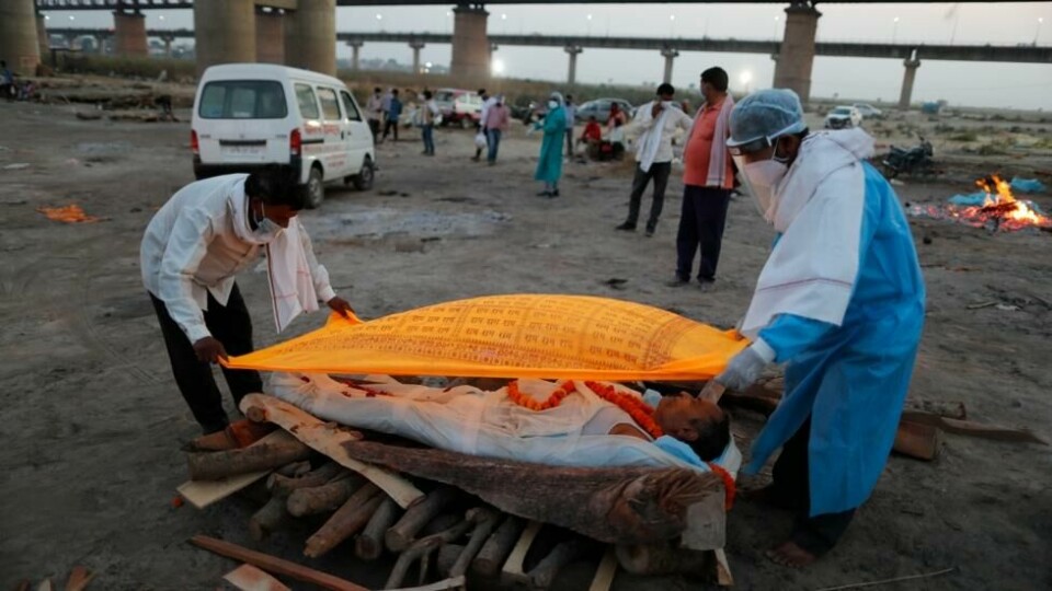 40 døde mennesker ble nylig funnet ved elvebredden i Prayagraj i India. 40 døde mennesker ble nylig funnet ved elvebredden i Prayagraj i India. Foto: Rajesh Kumar Singh / AP/NTB
