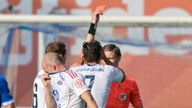 Vålerengas Magnus Riisnæs får rødt kort mot Sandefjord.
