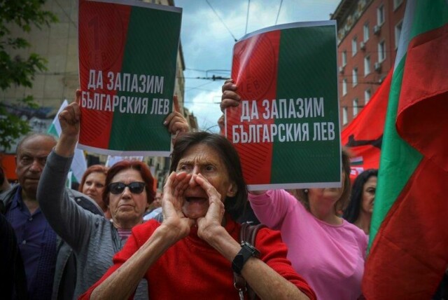 Demonstranter roper slagord mot euroen under en protestaksjon i Bulgarias hovedstad Sofia sist helg. «Bevar Bulgarias lev» står det på plakatene.